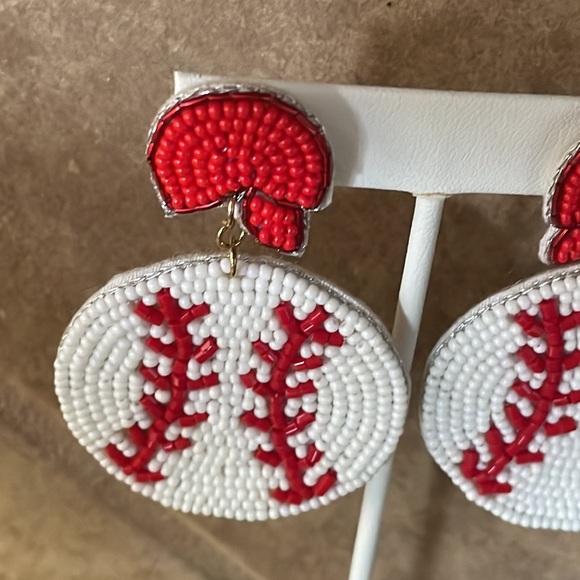🎉⚾️ NEW Mollie Beaded Baseball Earrings - Picture 2 of 3